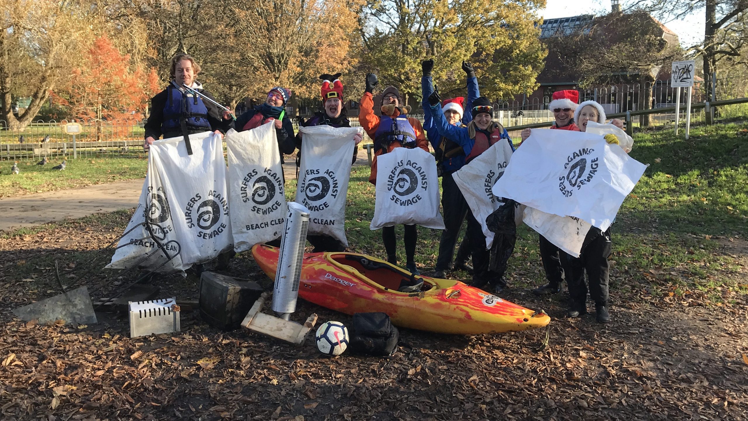 Volunteers on the River Medway clena up 2021