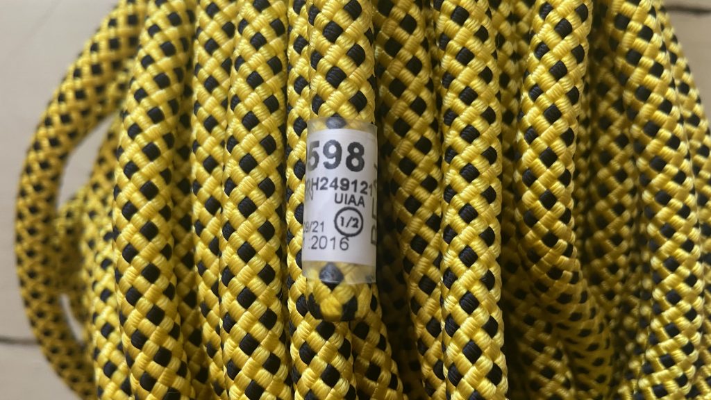 Yellow rope with label showing the half rope symbol.