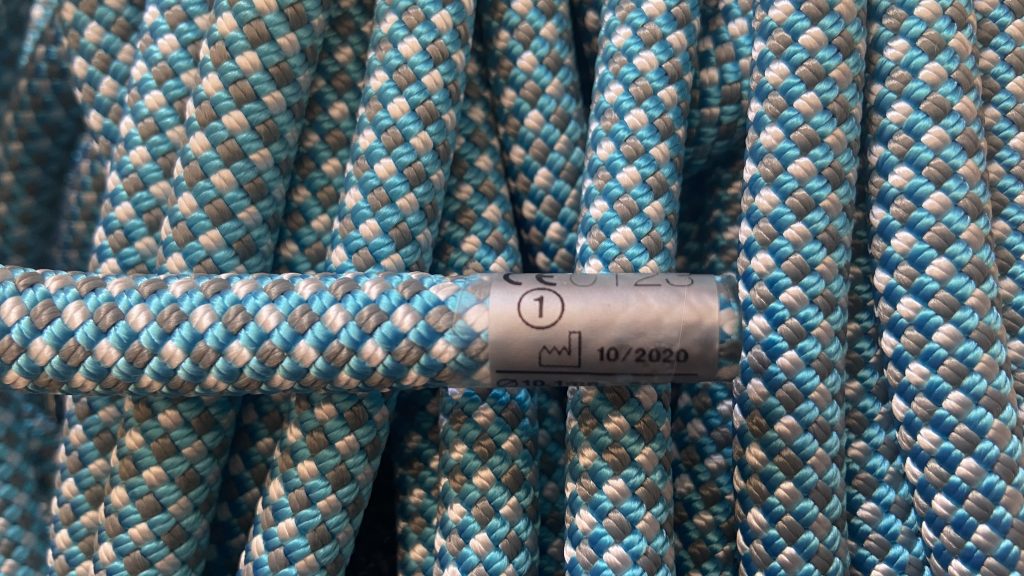 Blue rope with label showing the single rope symbol.