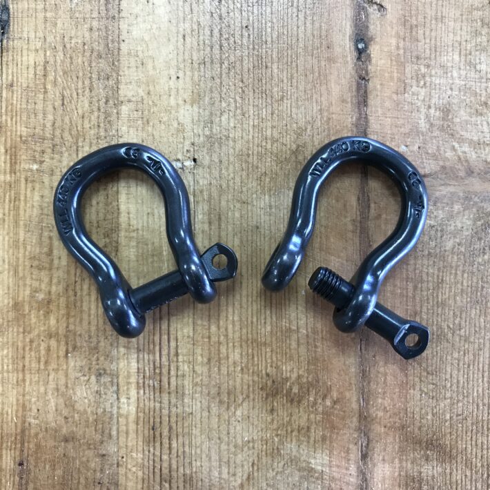 Bow shackle 6mm black. left: closed pin shackle. right: open pin shackle.