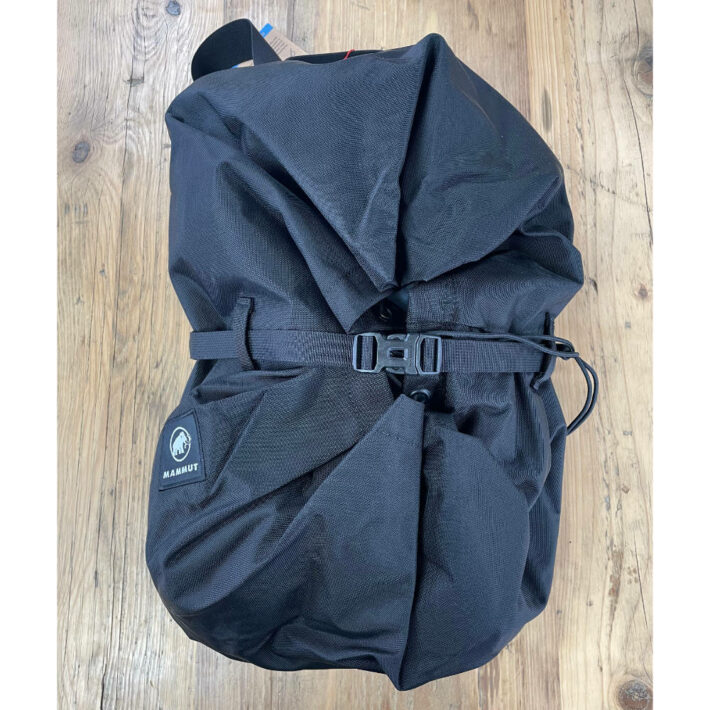 A photo of the mammut neon rope bag in black when done up