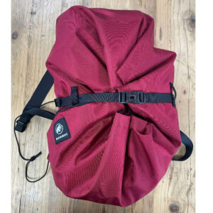 A photo of the mammut neon rope bag in blood red when done up