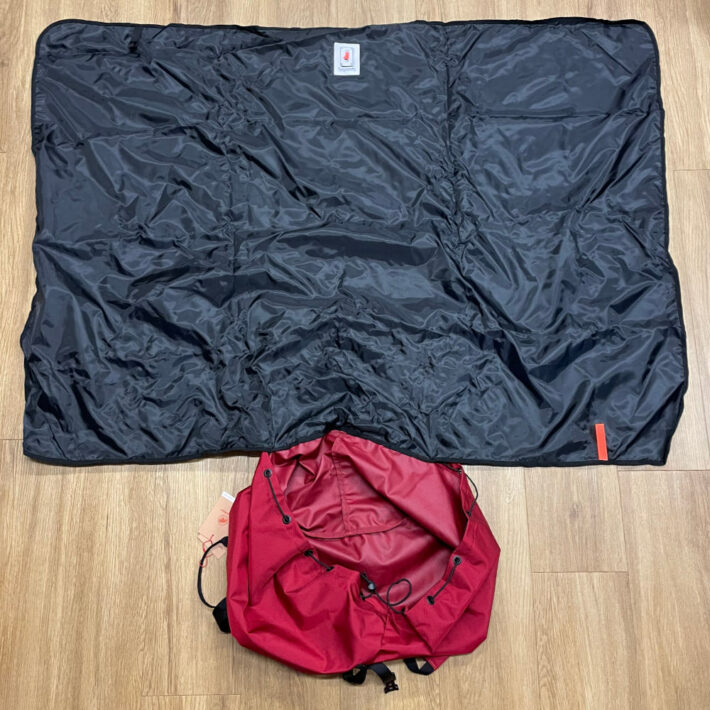 A photo of the mammut neon rope bag in blood red when open